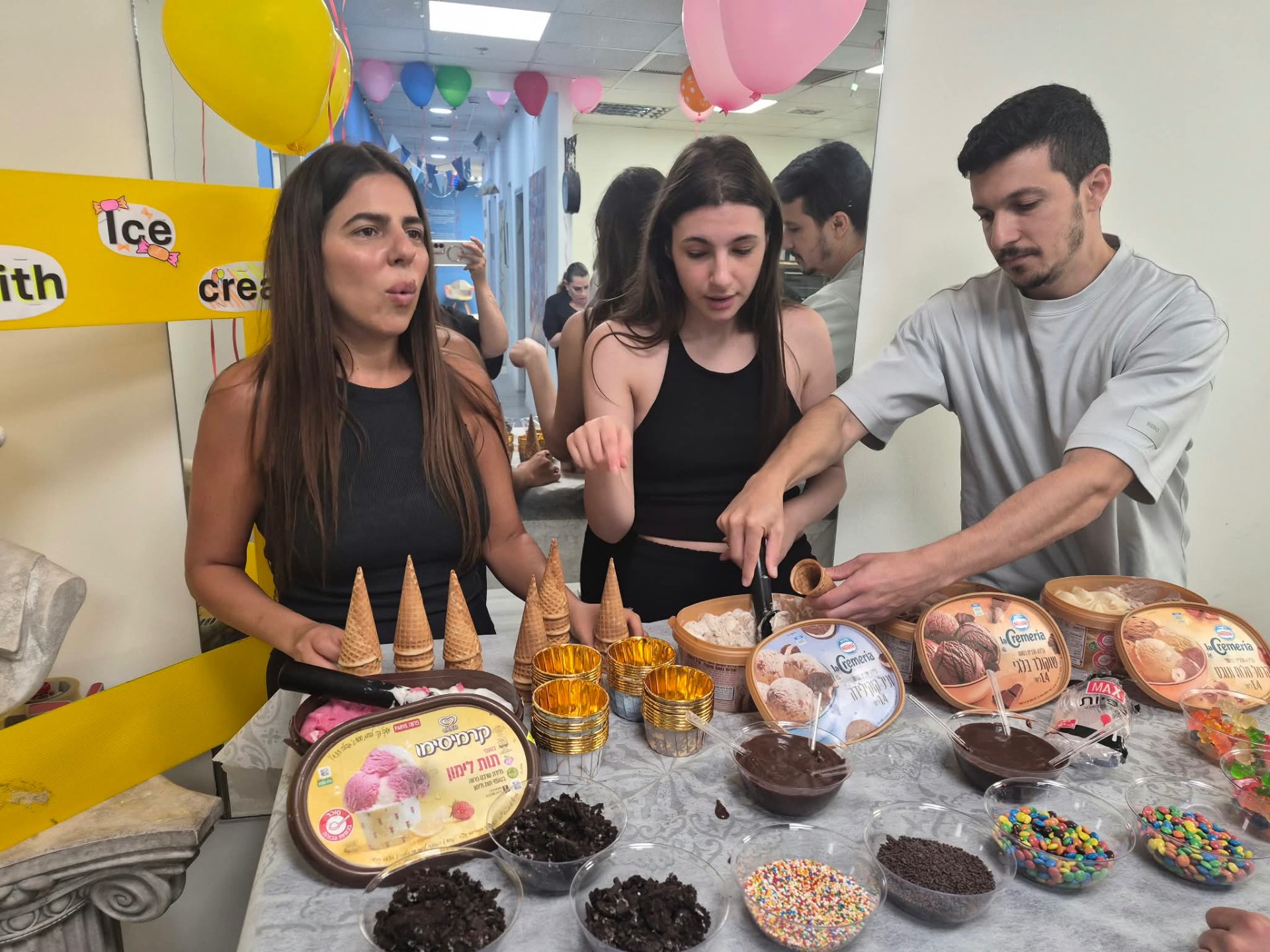 צוות העובדים סביב שולחן גלידות