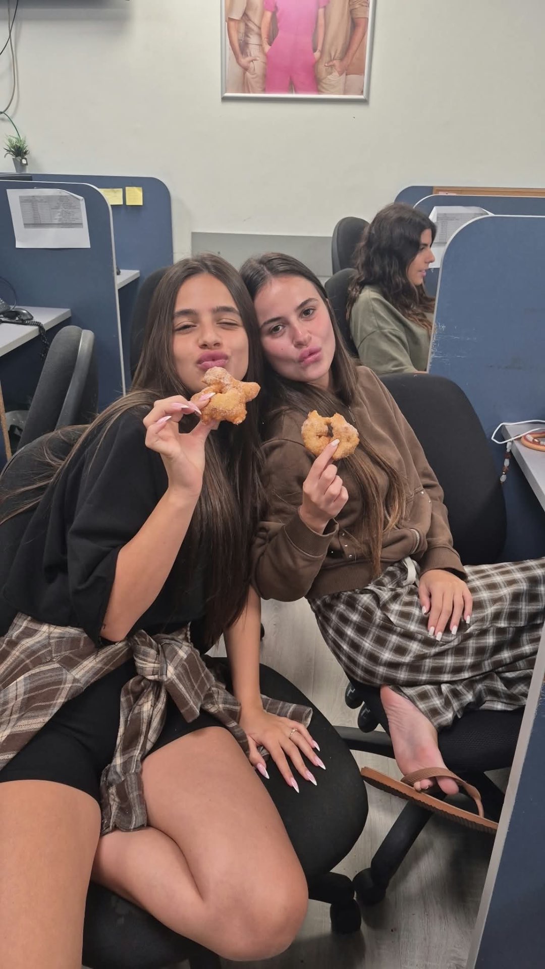 עובדות נהנות יחד מהפסקה במוקד