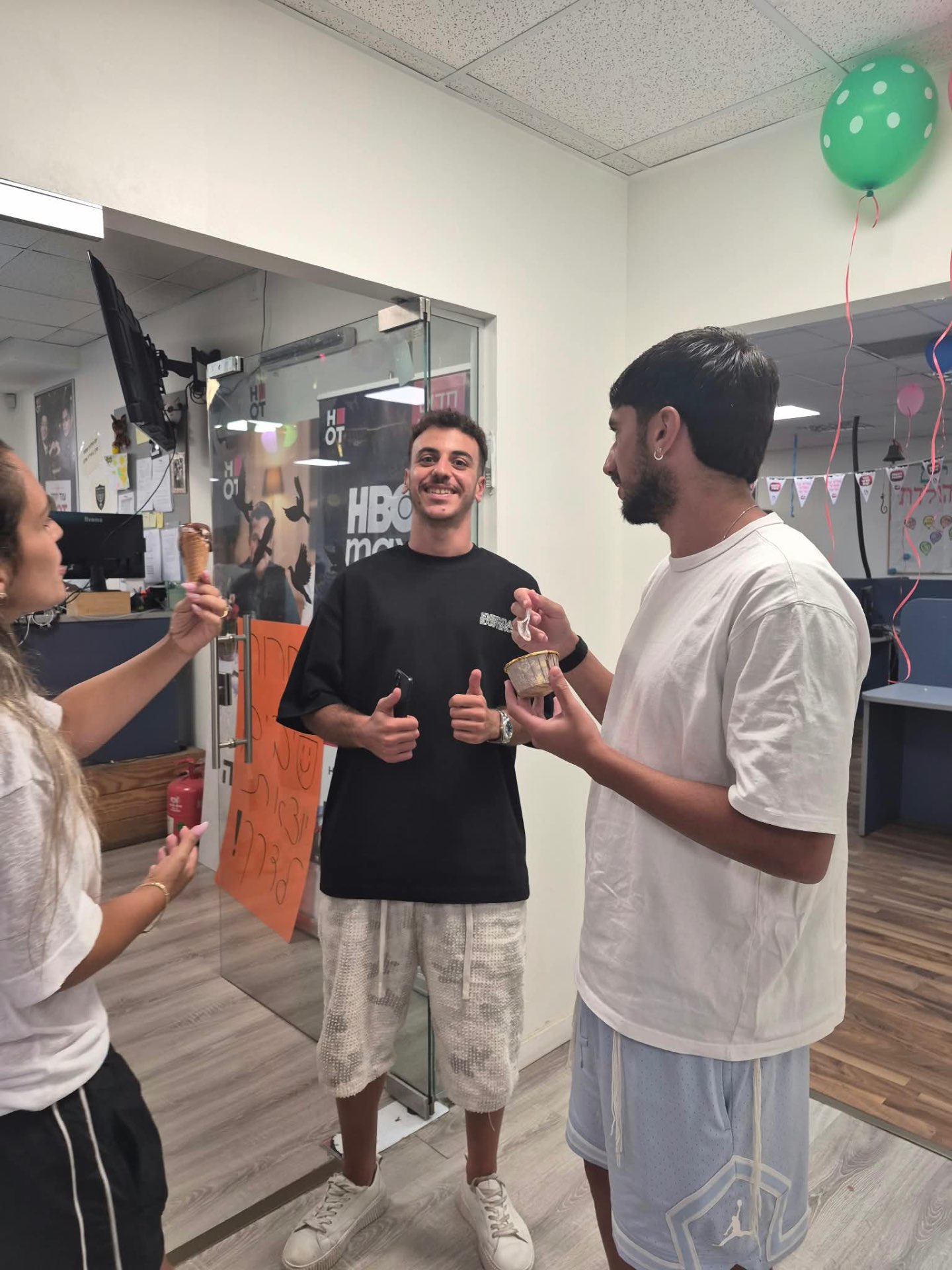 עובדים בהפסקת גלידה משותפת