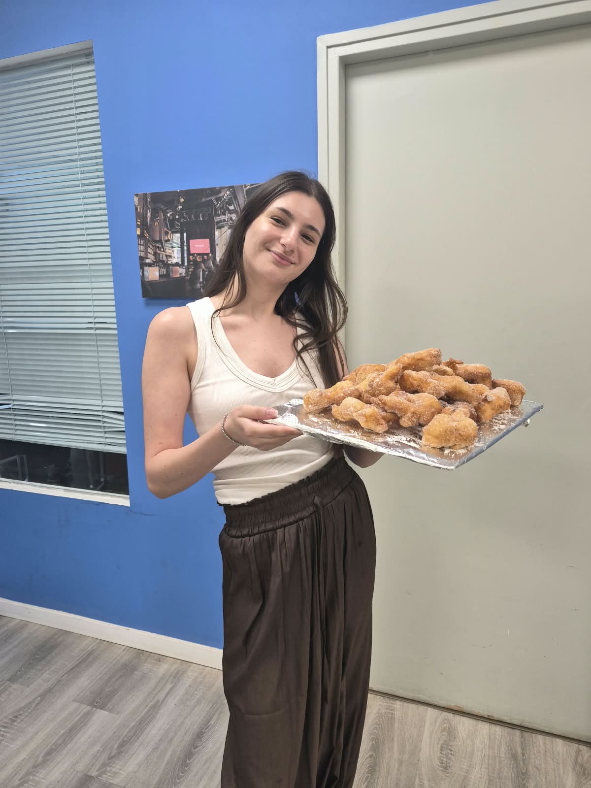 עובדת עם מגש מאפים במשרד